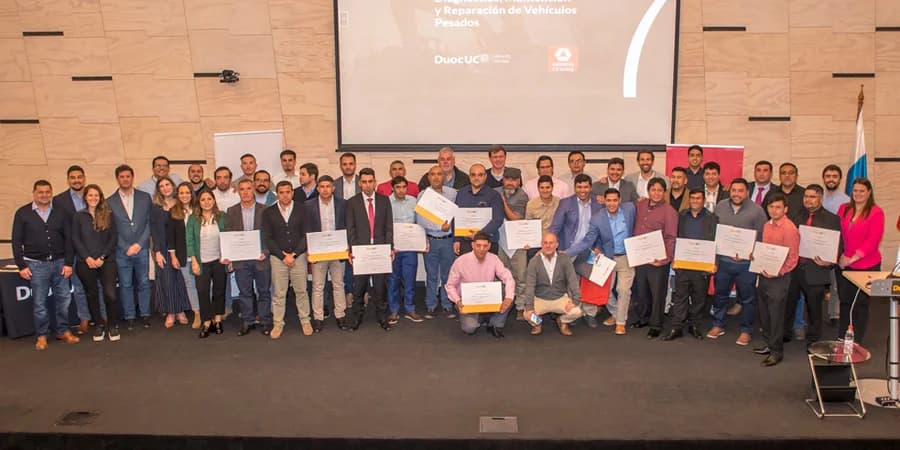 Graduación de los técnicos de Dercomaq en el diplomado en Duoc UC