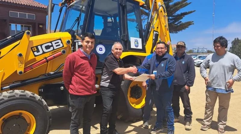 Municipio de El Tabo recibe Retroexcavadora JCB