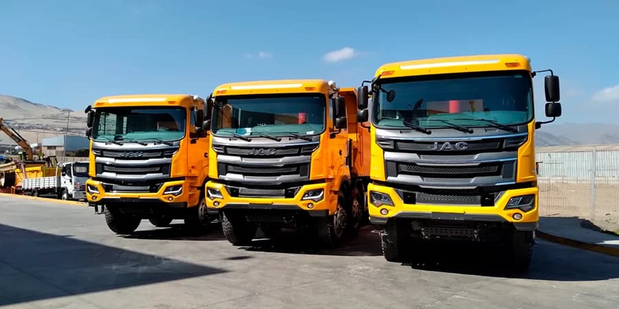 Quiborax adquiere camiones JAC Tolva 8x4 para trabajar a más de 4.000 mts de altura