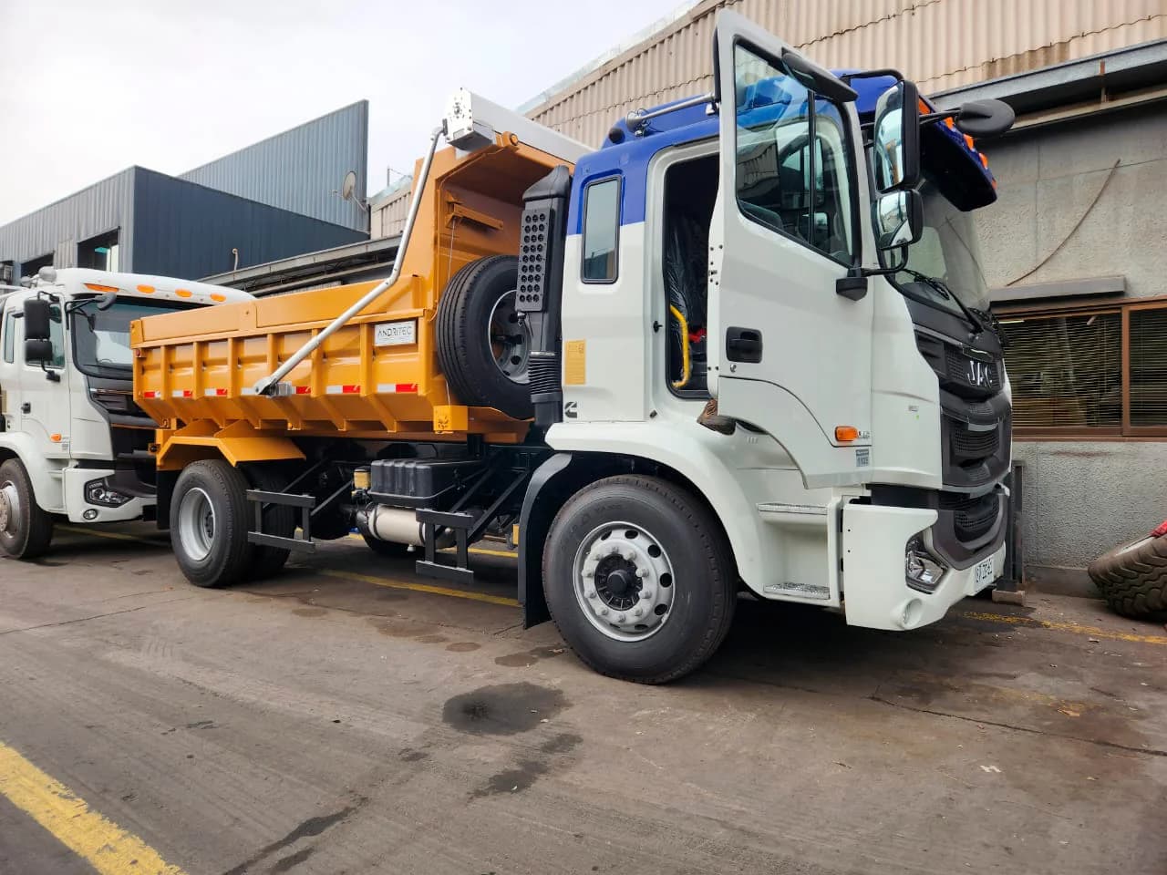 Dercomaq entrega más de 70 camiones a NPS para la prestación de servicios a Aguas Andinas