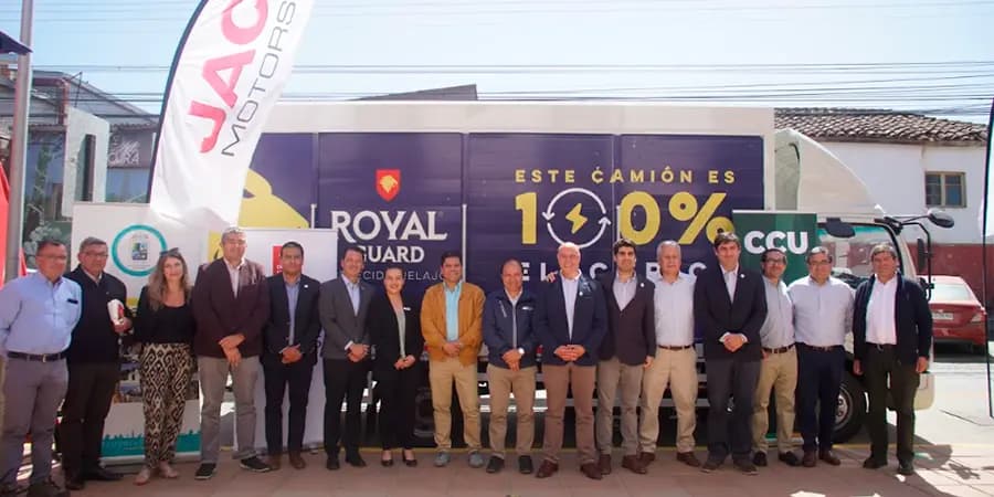 Dercomaq entrega camión eléctrico a CCU para operar en la comuna de Pichilemu