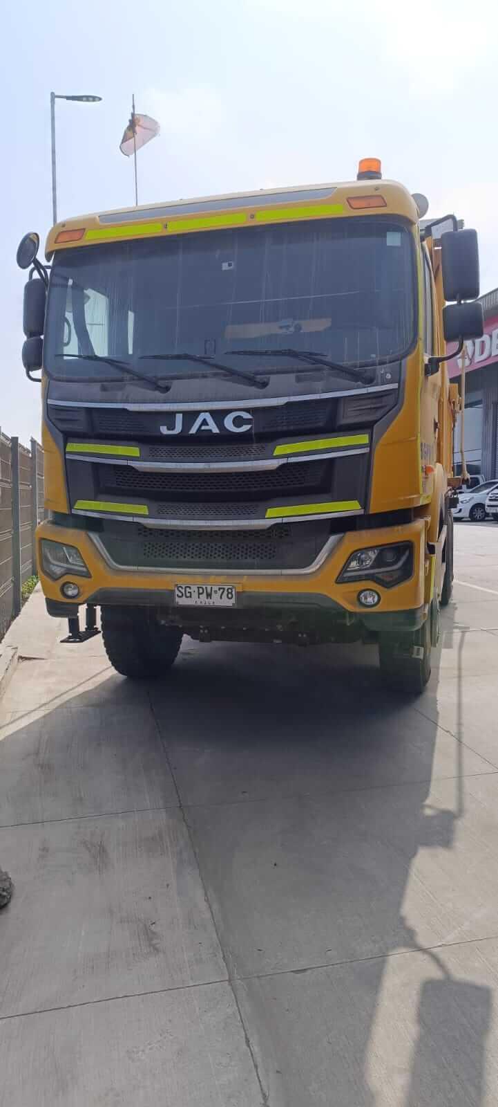 Camion JAC tolva 3311 año 2023 (43) RT